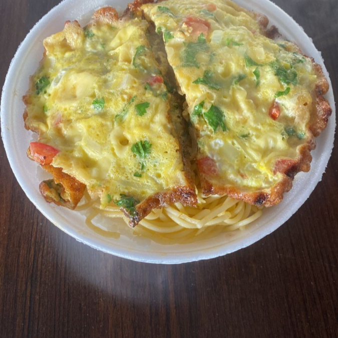 Arroz, feijão,macarrão, salada, refogado de legumes, tomate, cebola, mussarela e ovo. Comida caseira nordestina!