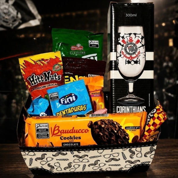 Descrição:
- Taça Corinthians 300ml
- Teens chocolate 40g marilan
- Hitt nuts amendoim 40g
- Barrinha bauducco goiaba 30g
- Fini dentaduras 15g
- Cookies chocolate Bauducco 60g
- Stiksy 30g
- Bombons Nestlé
Surpreenda quem você ama com essa cesta maravilhosa!
Cesta irá devidamente embalada em saco celofane e laço, de acordo com o tema.