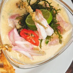 Coctel de camarón en leche de tigre