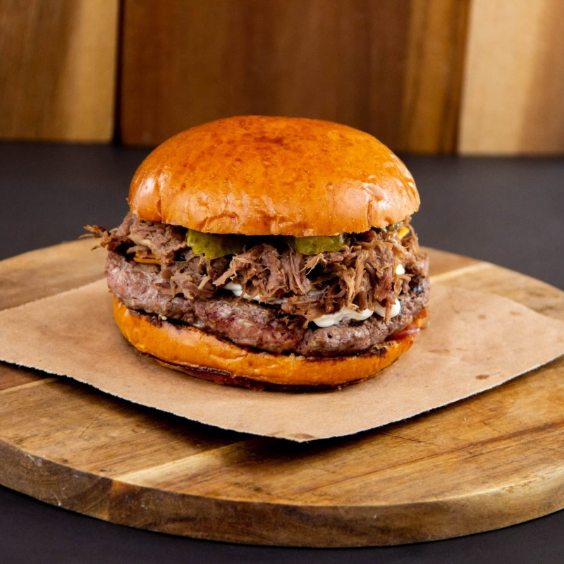 pao brioche celado na chapa hamburguer de 120 g costela desfiada molho da casa