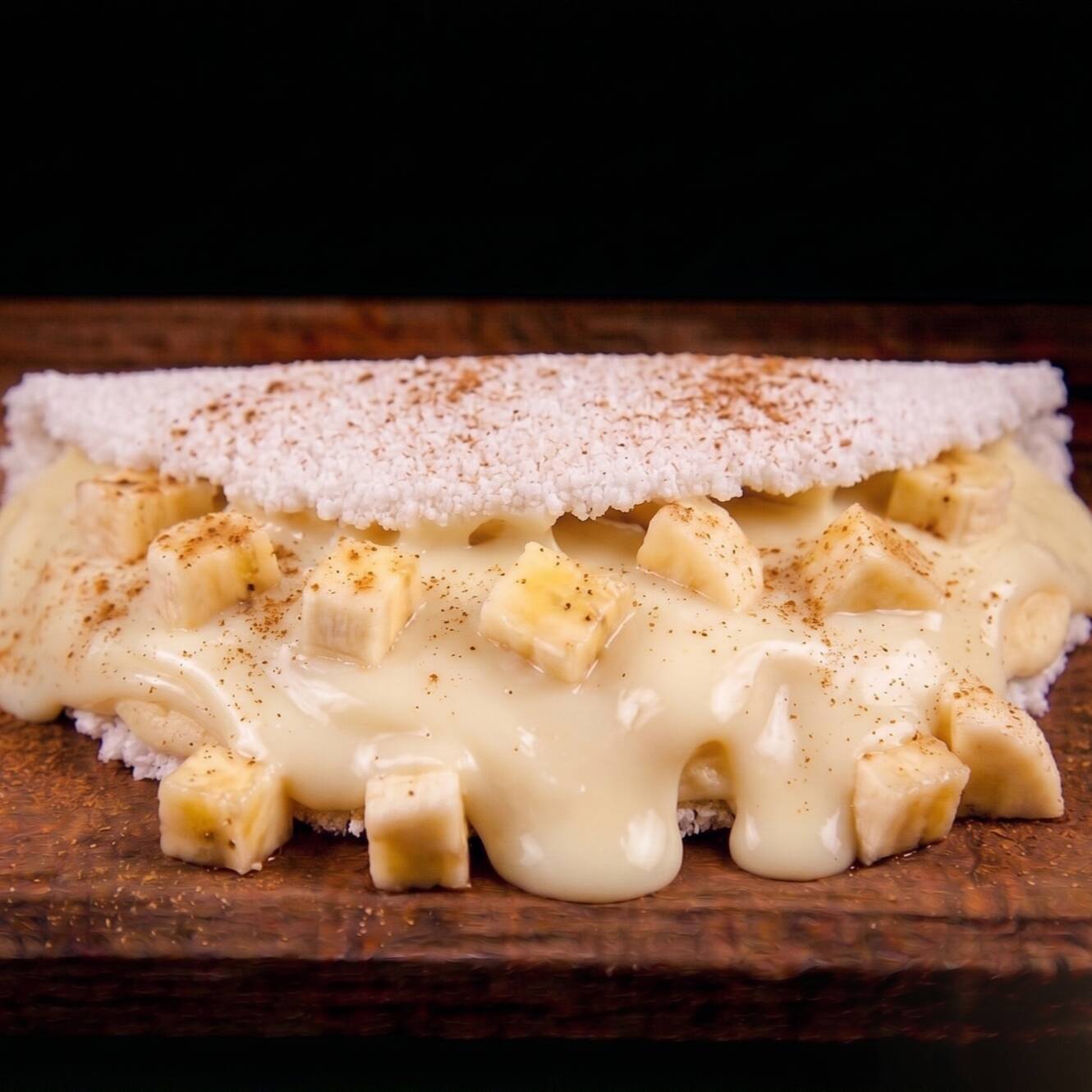 Tapioca recheada com banana e leite condensado.