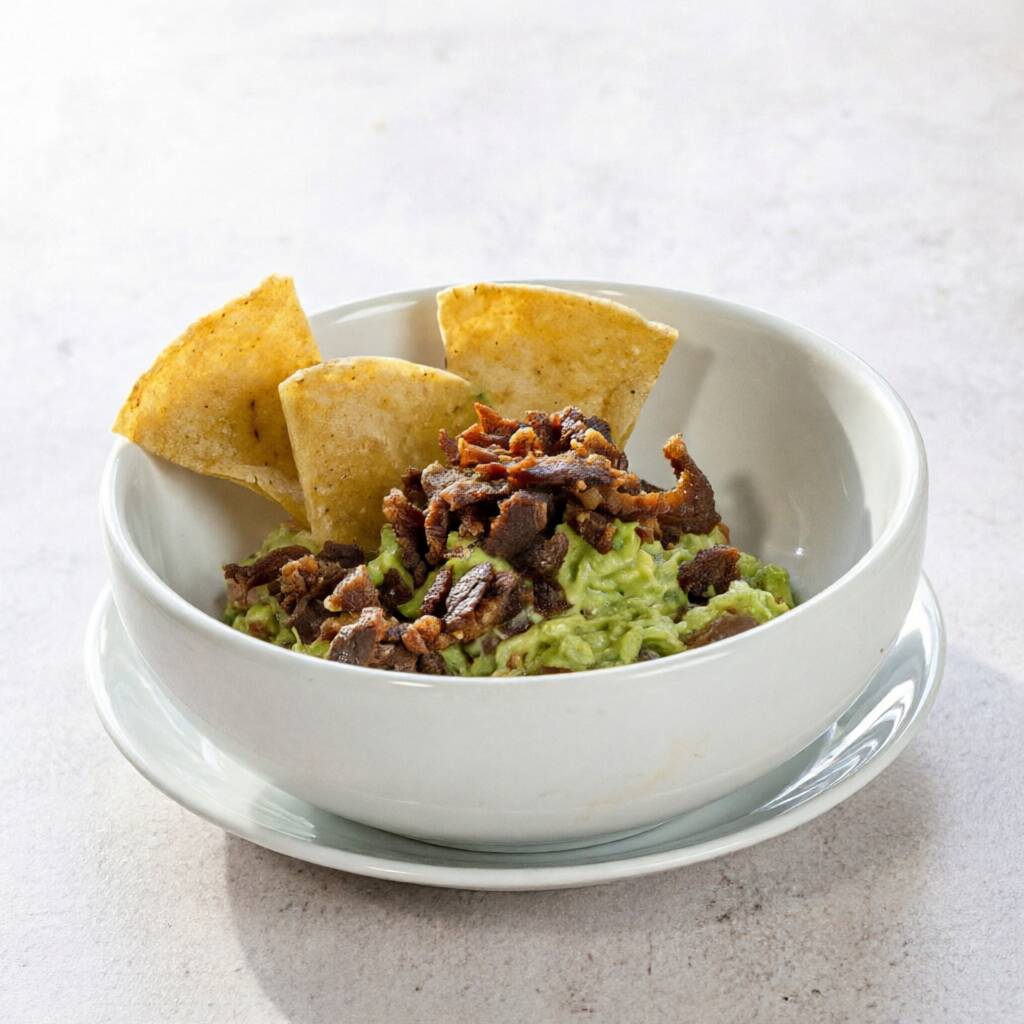 Chicharrón de Rib Eye con Guacamole