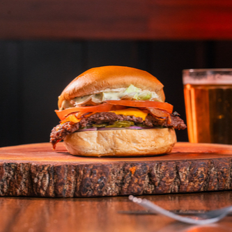 Pão Brioche, 1 Hamburguer Smash (90g), Queijo Cheddar, Alface, Tomate, Bacon, Cebola Roxa, Picles e Molho Verde