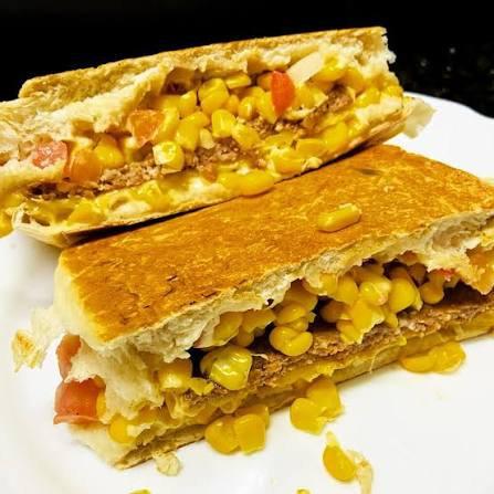 Maionese, tomate, alface, milho, queijo e hambúrguer