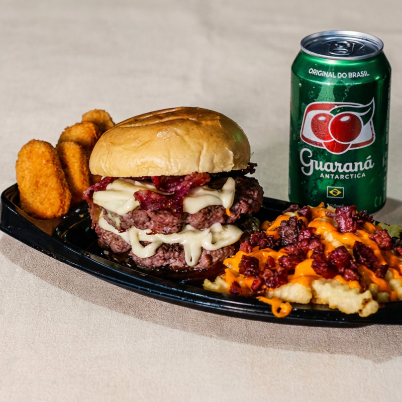 Acompanha Pão de brioche, 2 carnes de 150 gramas, bacon, barbecue. Batata turbinada e refri de 350 ml