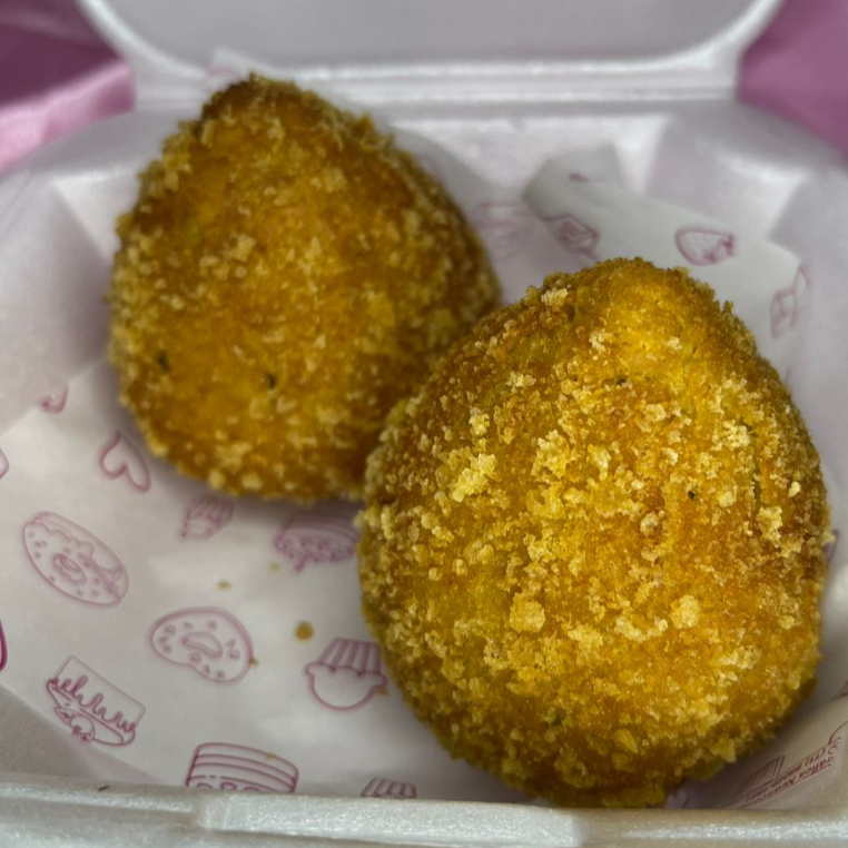 A clássica coxinha brasileira, preparada com massa macia e dourada, recheada com frango desfiado temperado e o irresistível toque cremoso do catupiry. Crocante por fora, cremosa por dentro — perfeita para matar a fome e conquistar o paladar em qualquer momento do dia!