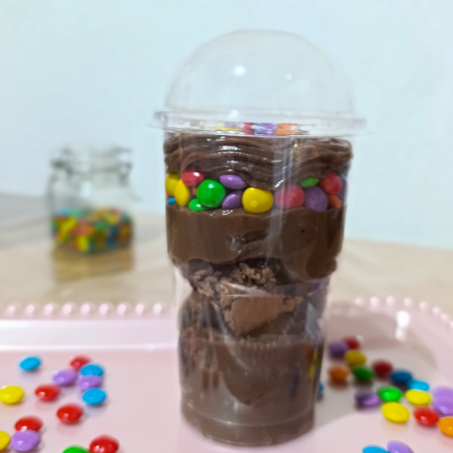 Camadas generosas de brigadeiro cremoso feito com cacau 100%, pedaço de brownie e uma camada com bastante coloretis