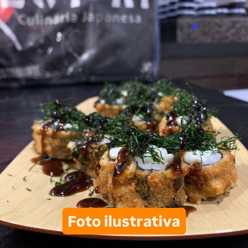 Uma delicia aqui é os 08 hossomaki de salmão com cream cheese frito com crispy de couve.