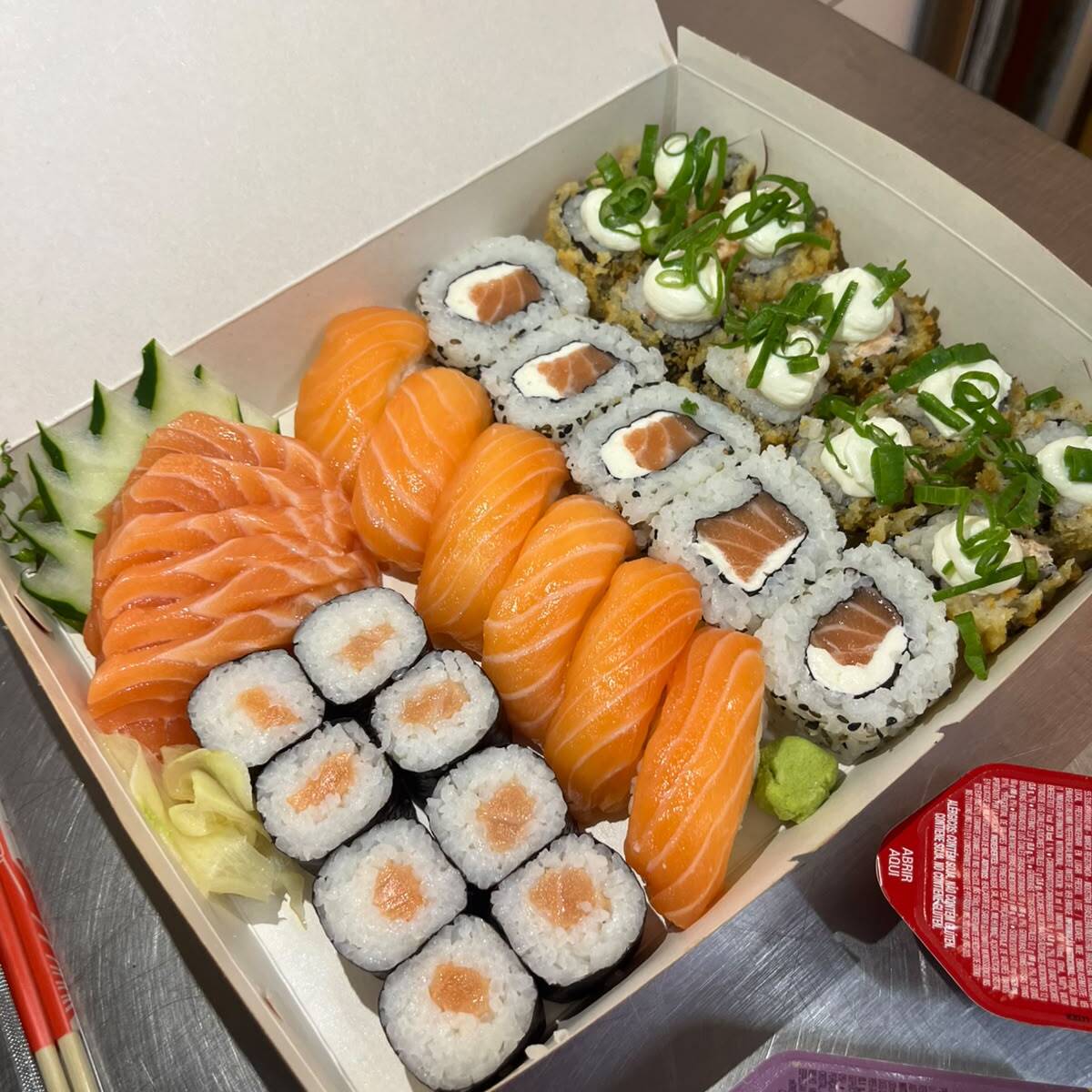 34 unidades #novidade 6 sashimi salmão, 4 uramaki shake, 8 hossomaki shake, 6 niguiri salmão e 10 hot Filadélfia
