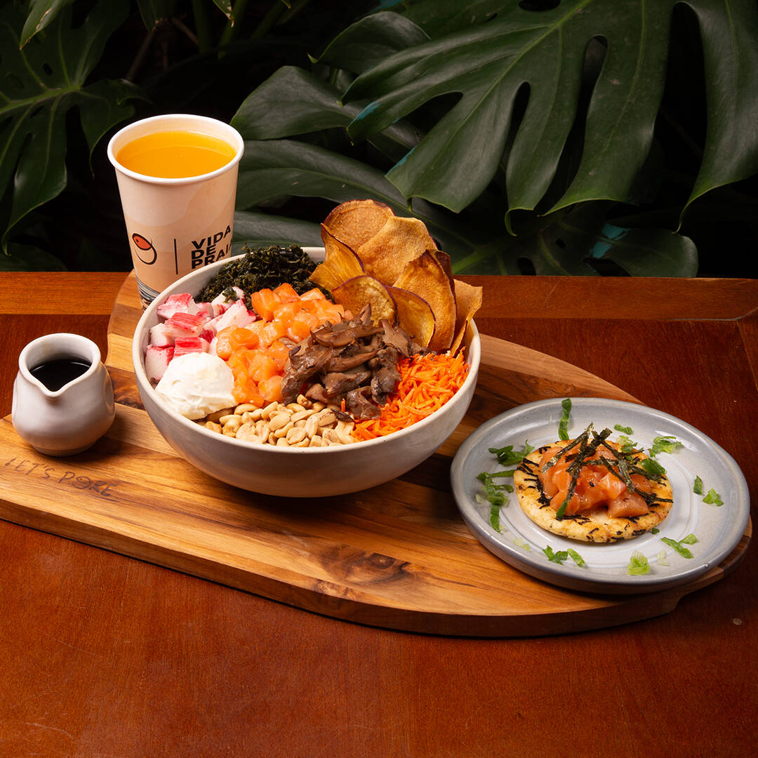 Escolha um Poke do Chef, suchá e side.