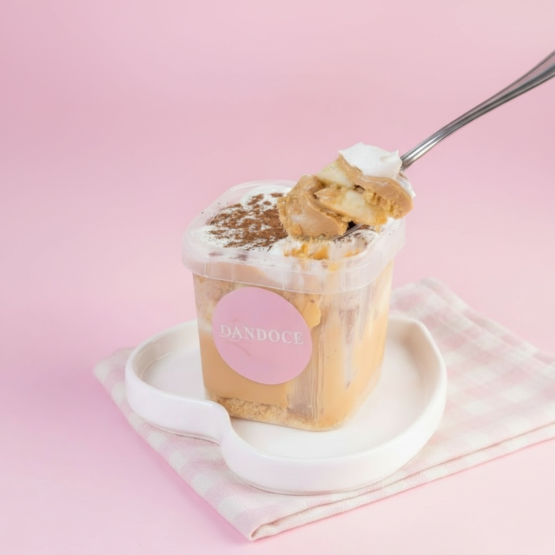 Farofinha amanteigada de bolacha passatempo, com doce de leite cremoso e banana prata. Finalizada com chantininho suave e canela em pó.