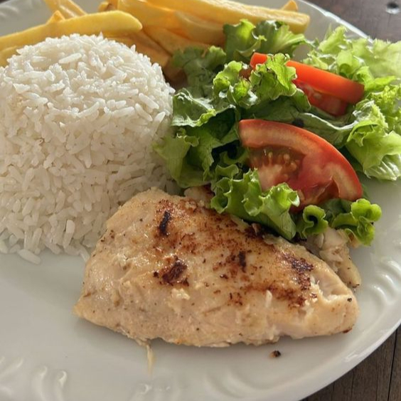Acompanha arroz soltinho, feijão, pernil, fritas, frito Salada ...