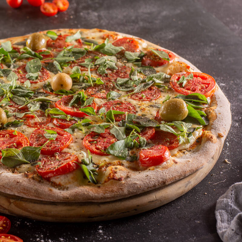 Mussarela, Manjericão, Parmesão, Orégano, Rodelas de Tomates, Molho de Tomate