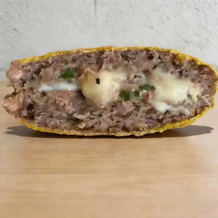 Tradicional disco de carne com um suculento queijo