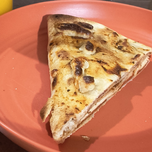2 Rebanada Pizza Rellena Salchicha R+Bebida Citrus