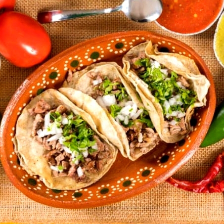 Taco de bistec, verdura y salsa aparte