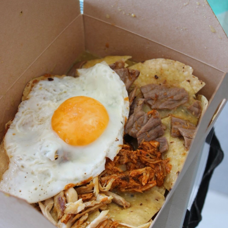 CHILAQUILES CON COCHINITA