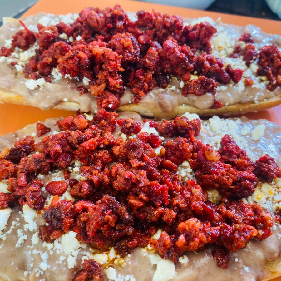 Molletes con Chorizo
