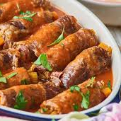 CARNE ENROLADA COM CEBOLA,CENOURA AO MOLHO DE TOMATE PRODUTO CONGELADO.FOTO ILUSTRATIVA