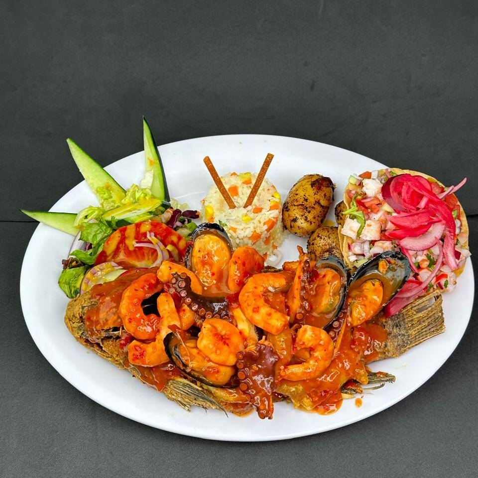 MOJARRA BAÑADA CON MARISCOS
