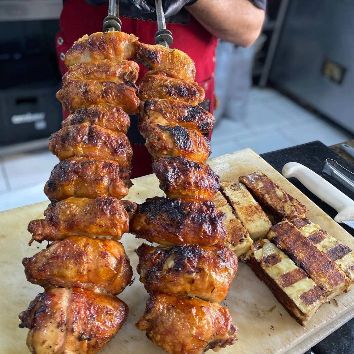 Sobrecoxas assadas, douradinhas e suculentas, temperadas com alho e sal na nossa salmoura especial.