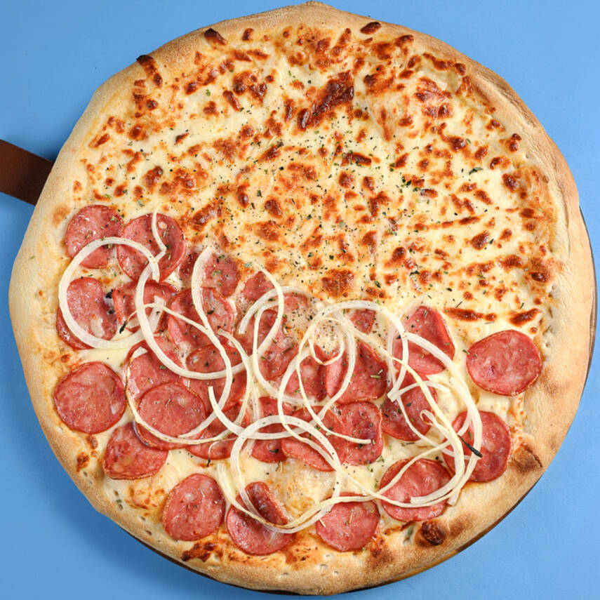 Uma pizza gigante para quem quer dois sabores em uma única experiência. Preparada com massa crocante, molho de tomate, muçarela e dois sabores à sua escolha, finalizada com orégano. Ideal para dividir e agradar diferentes gostos, é perfeita para momentos em família, entre amigos ou até sozinho com muito apetite. Escolha seus sabores e monte agora a sua combinação favorita.