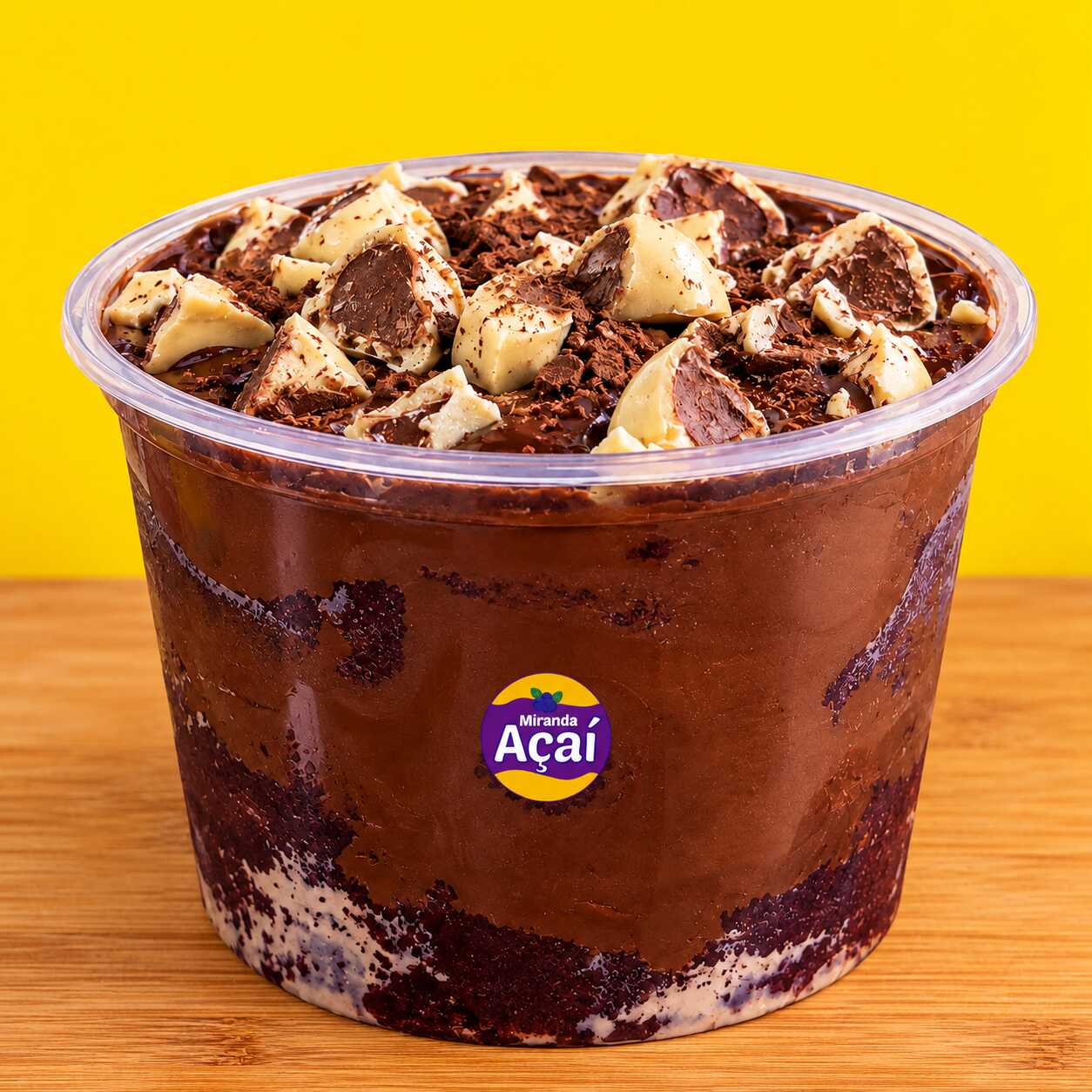 Açaí premium, bombom ouro branco, creme de avelã e ovomaltine.