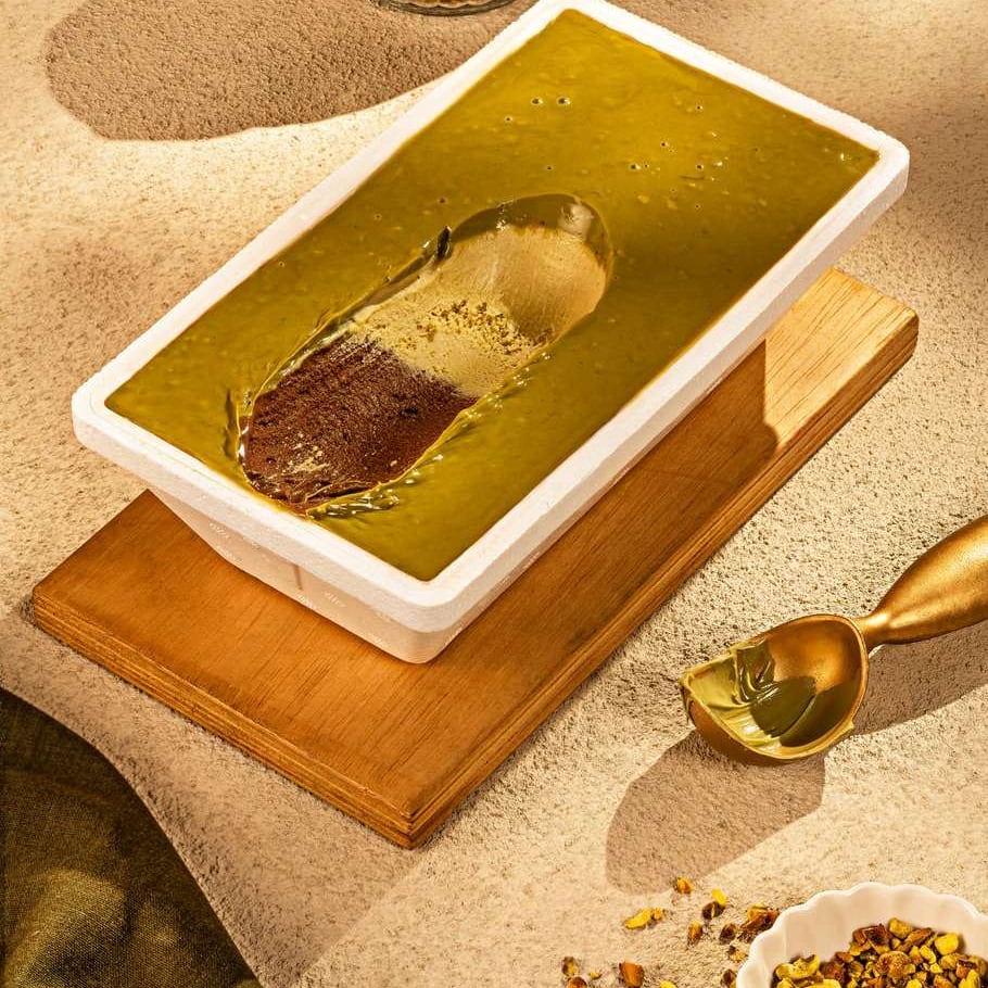 Escolha até 3 sabores do melhor gelato italiano com uma irresistível calda de Pistache. Tamanho ideal para compartilhar em família com até 8 pessoas.