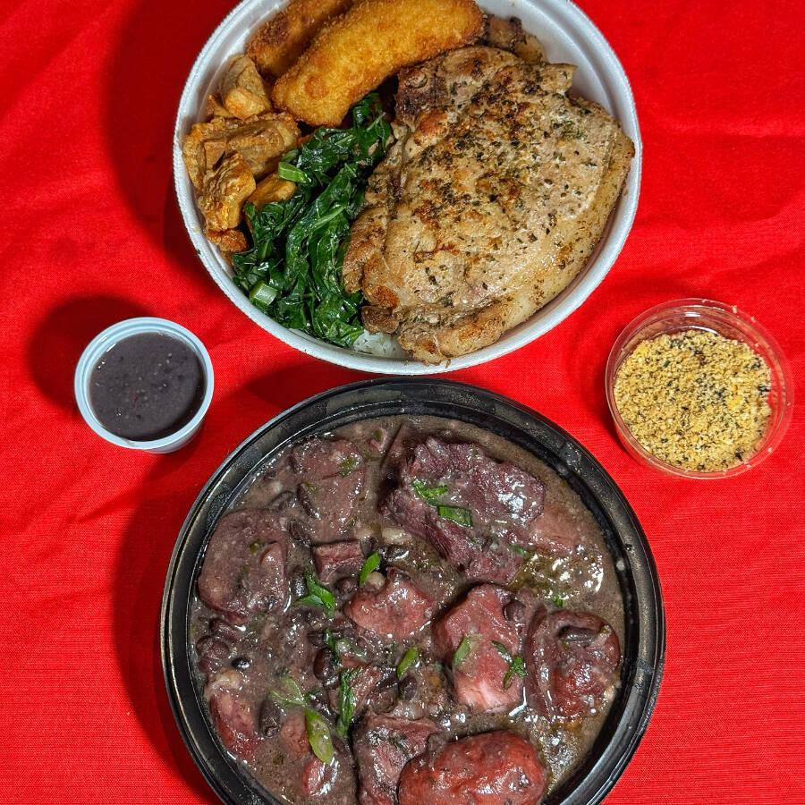 arroz,feijoada,couve,torresmo,banana a milanesa,2 bisteca,molho pimenta, marmitex com a feijoada separada