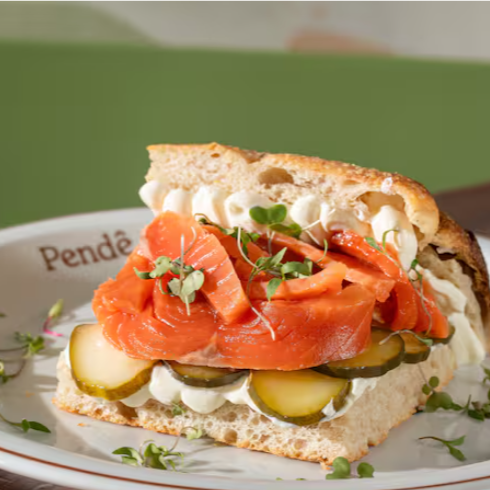 Focaccia/ Salmão (gravilax da casa)/ Coalhada/ Picles