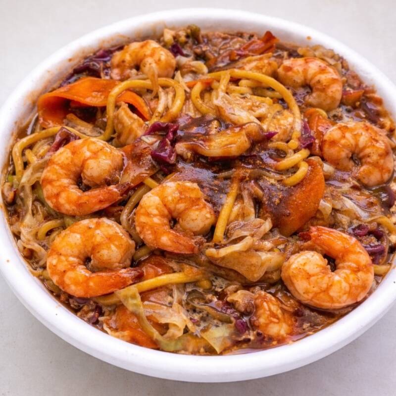 Yakisoba de camarão, carne bovina, frango, macarrão para yakisoba e Legumes (cenoura, repolho verde e repolho roxo) peso aproximado 1kg, serve 02 pessoas.