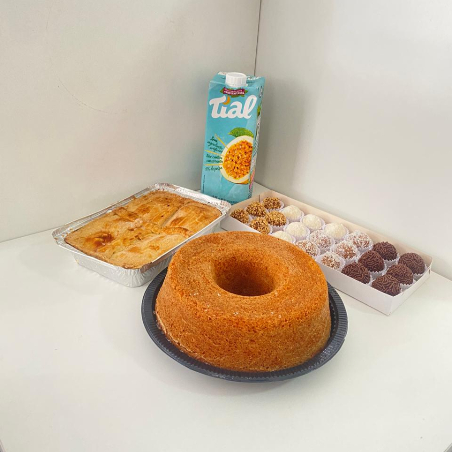 Um kit piquinique é uma seleção de itens essenciais para desfrutar de uma refeição ao ar livre com conforto e praticidade, nesse kit inclui um delicioso empadão de frango com requeijão 600 gramas, 20 doces, um bolo caseiro e um suco de 1l, atende de 4 a 5 pessoas
