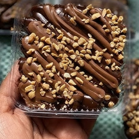 Fatia de brownie com cobertura de brigadeiro de chocolate, amendoim e creme de avelã. 200g