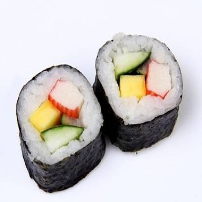 Alga, arroz, kani, manga, pepino e arroz