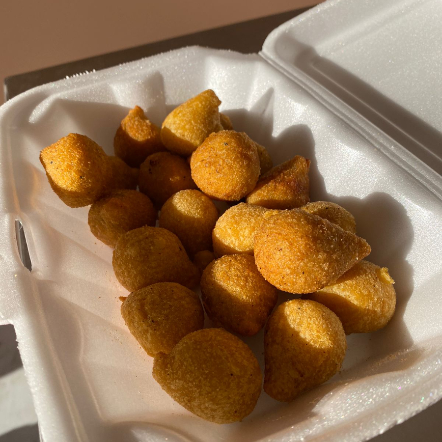 Experimente a irresistível mini coxinha, perfeita para o seu lanche, ou uma comemoração de última hora: Feita com uma massa tradicional, recheio de frango suculento. Frita em óleo de algodão, para garantir crocância e sabor. Aprox 50g