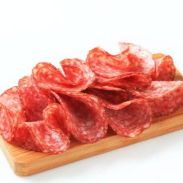 Salame (100 g) – sabor marcante e textura equilibrada, ideal para petiscos, lanches e compor tábuas de frios irresistíveis.