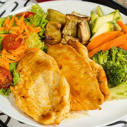 Frango grelado, batata doce, legumes grelhados e saladinha do dia