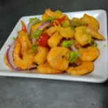 Camarões selecionados salteados no azeite com alho dourado e toque especial de temperos da casa. Sabor marcante, suculência na medida e aquele aroma irresistível que conquista no primeiro garfo.