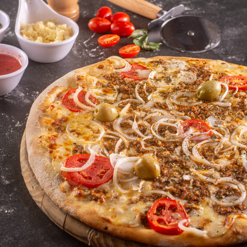 Carne Moída, Molho de Tomate, Cebola, Rodelas de Tomates, Azeitona, Orégano