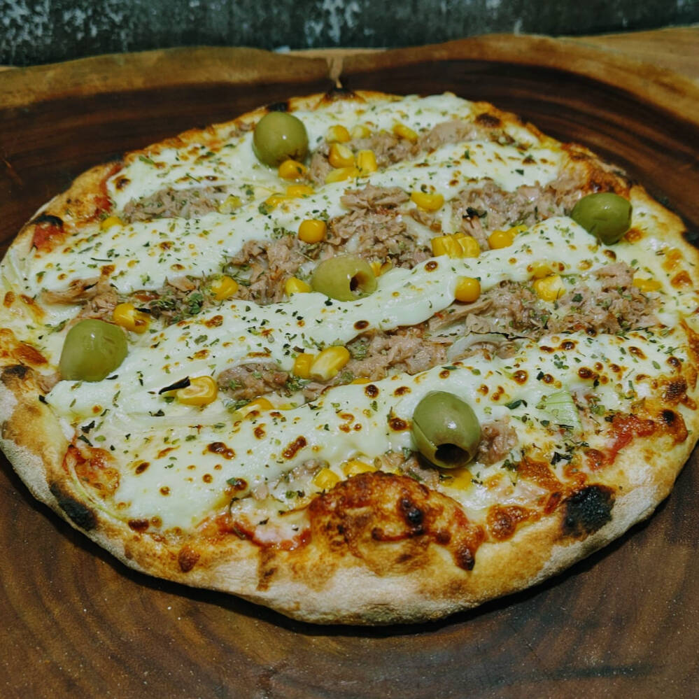 MASSA / MOLHO TOMATE NATURAL / ATUM / MUSSARELA / MILHO / CEBOLA / CATUPIRY / AZEITONA E OREGANO