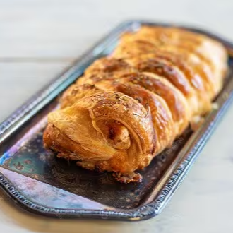Uma deliciosa opção para compartilhar com a família ou amigos. Baguete assada e já recheada.