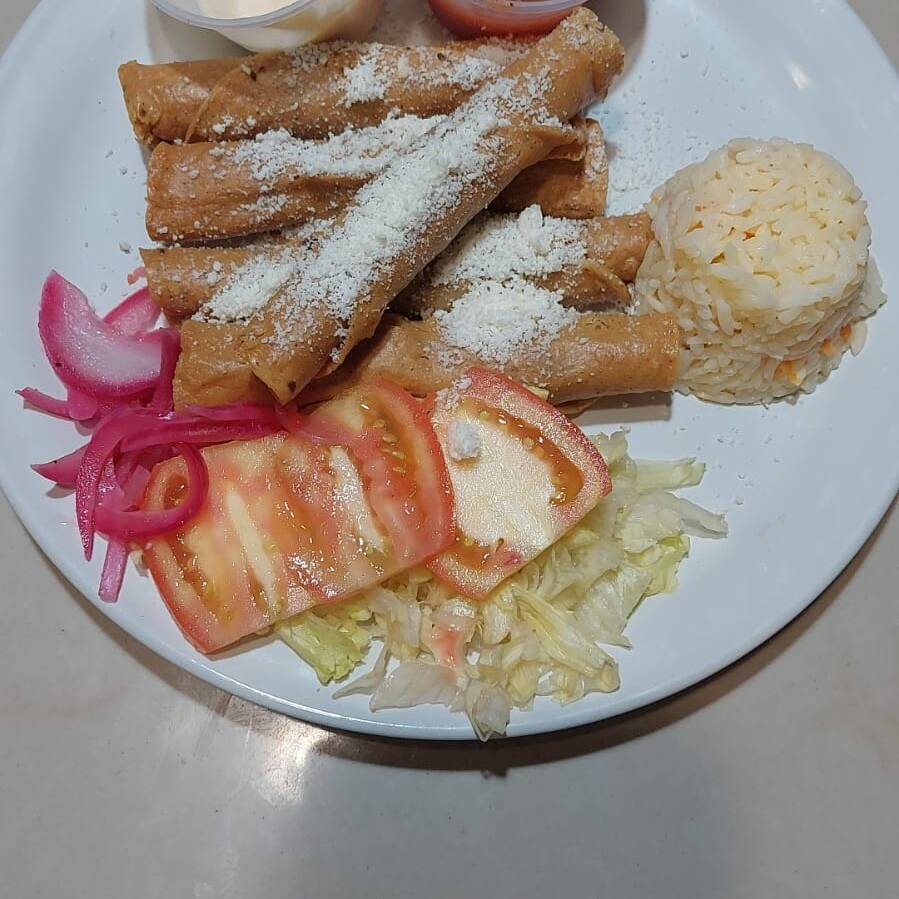 FLAUTAS DE POLLO +AGUA DEL DIA