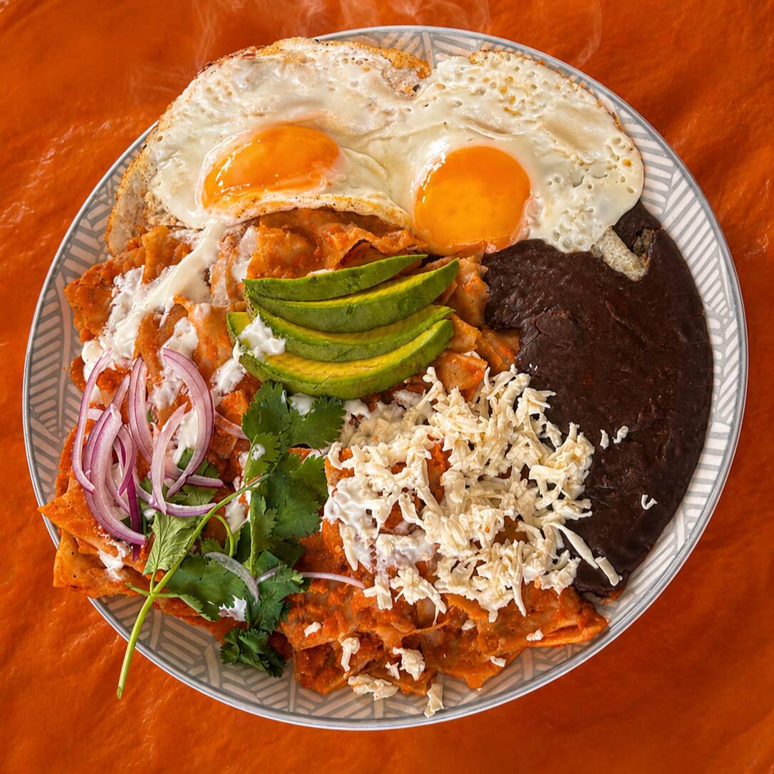 Chilaquiles Rojos con Huevito