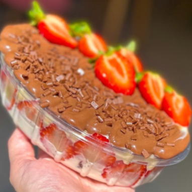 Morangos frescos, brigadeiro de ninho, brigadeiro 50%, finalizado com morangos