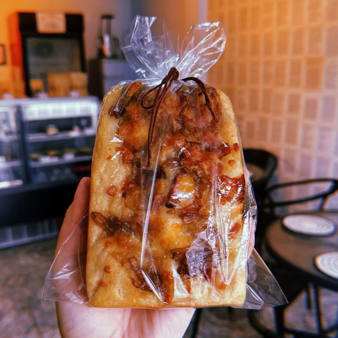 Focaccia artesanal macia e dourada, recheada com cebola caramelizada, bacon crocante e queijo derretido. Uma combinação clássica e cheia de sabor.