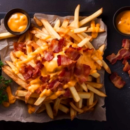 PAPAS FRITAS CON QUESO Y TOCINO