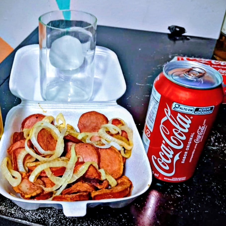 Nosso combo acompanha 300gr de calabresa acebolada + 1 coca lata geladinha + 1 copo de vidro personalizado
