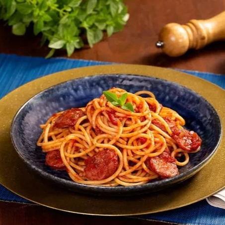 Spaghetti de sêmola, linguiça calabresa, molho pomodoro natural, cebolinha, parmesão ralado, cebola
