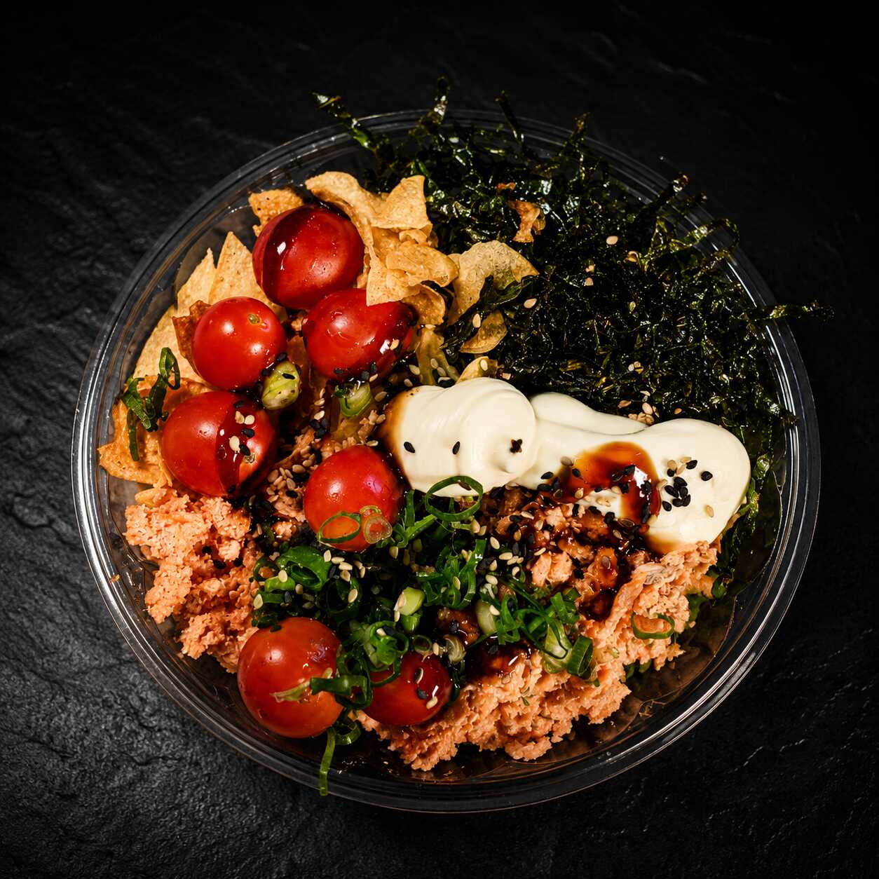 Shari, salmão grelhado, chips de batata doce, couve crispy, cream cheese, tomate cereja e cebolinha.