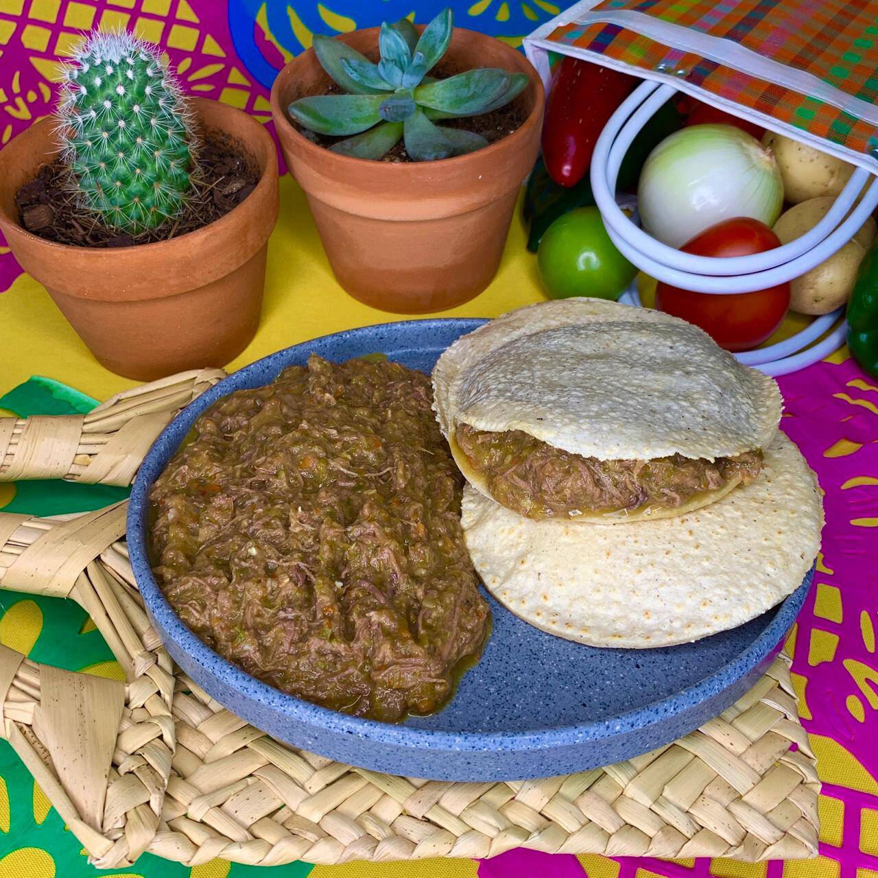Gordita De Maíz Deshebrada en salsa Verde